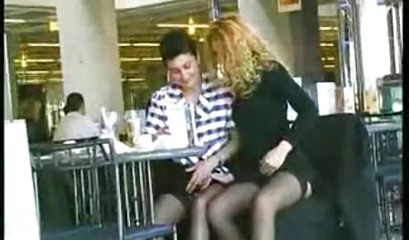 یک زن جوان در یک اتوبوس سکس جدید در اینستاگرام ملاقات, همراه با دانش آموزان