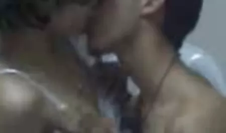 او اجازه می دهد تا خودش را سوراخ نوازش و عکس شهوانی جدید تکان دادن دست او.