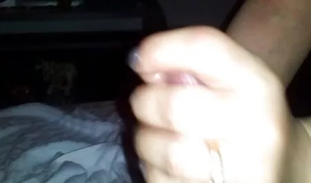 یک مرد عکس سگس جدید سیاه و سفید سوار بر پوست حساس