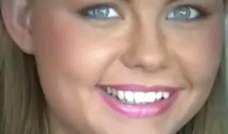 مرد جوان از صندلی گهواره بازگشت و مادرش را پر از جوراب تصاویر سکسی جدید در یک مکان کشید