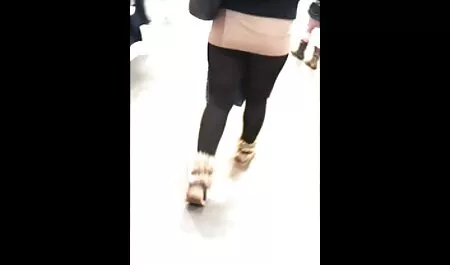 با شورت سیاه و سفید نازک عکس سگسی جدید بر روی پله ها و سه بر روی صندلی