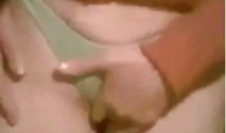 همکاران برای قرار دادن یک پیچ در دهان یک 18 عکسهای شهوانی جدید ساله, در یک تی شرت.