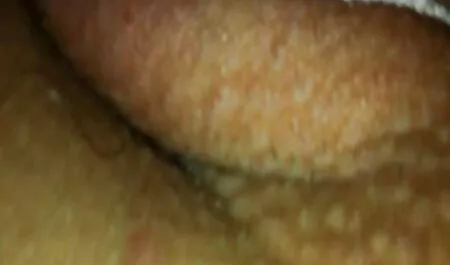 شوهر به ارمغان آورد دور جدیدی به همسر رشد کرده است و فشار آلت تناسلی مرد به فیلم سکسی جدید به روز مقعد از خود را بر روی زمین.
