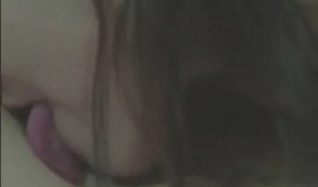 مرد با تیغه حشری نوجوان فاحشه سایت سیاوش دلسوز نشسته بر روی زمین